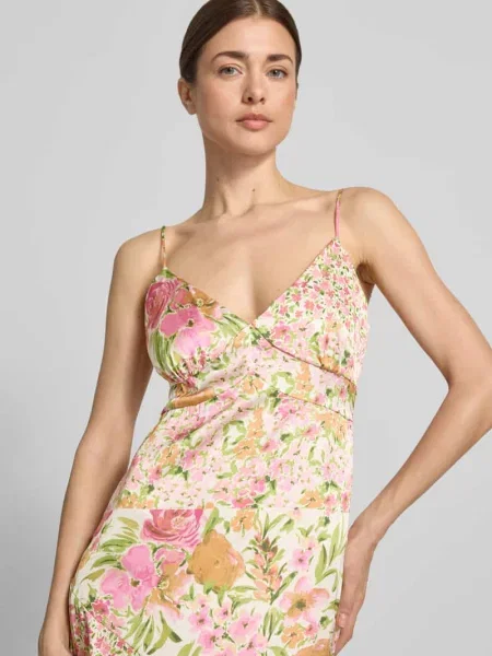 Płynąca długa sukienka z satyny model ALTHEA' Vero Moda różowa