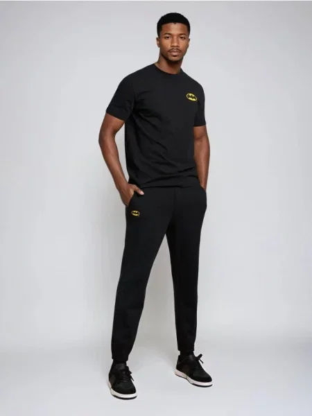 Sinsay Spodnie dresowe regular fit Batman czarny