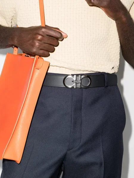 Diržas Ferragamo su sagtimis grįžtamasis juoda