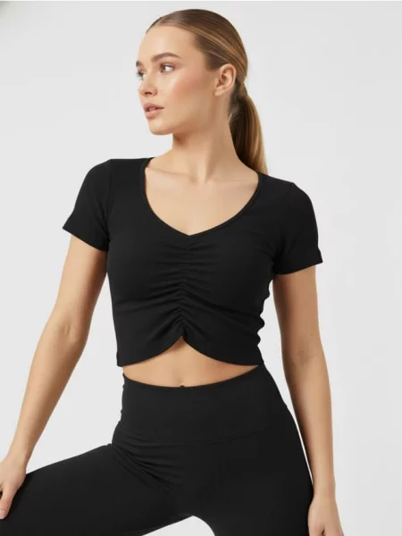 Короткий топ зі зборкою посередині чорний