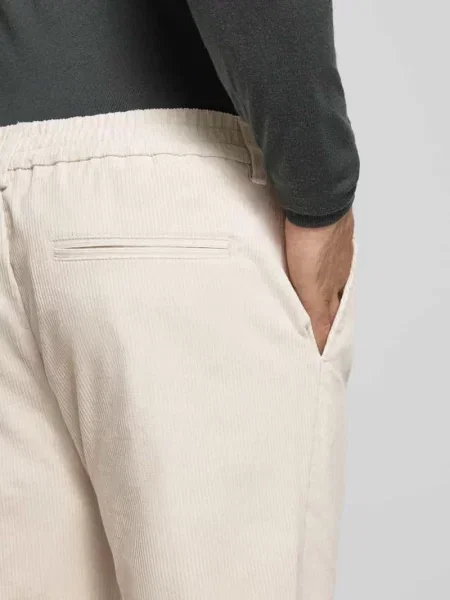 Spodnie sztruksowe z z tyłu model ‘MARC’ Casual Friday białe