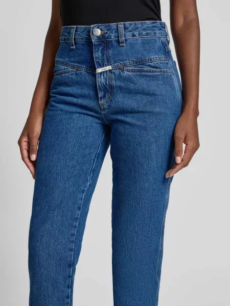 Jeansy o kroju straight fit z naszywką z logo Closed niebieskie