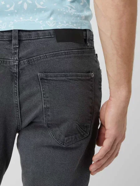 Jeansy z naszywką z logo Review