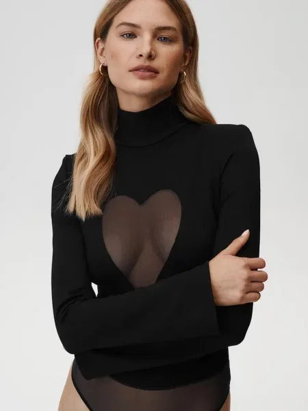 Класична блуза Undress Code з сердечками чорна