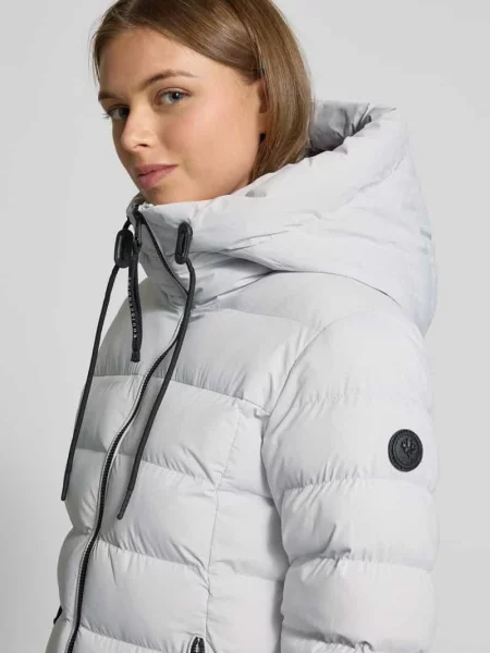 Kurtka w stylu puffer z kapturem model NEPTAR' Khujo biała