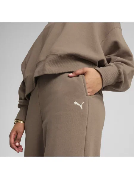 PUMA spodnie dresowe WARDROBE ESS o luźnym kroju Akcesoria S brązowy