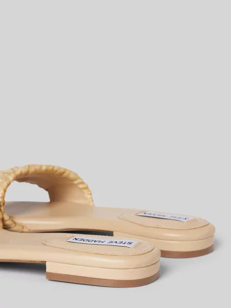 Klapki z efektem plecionki model ‘ALLURE’ Steve Madden beżowe