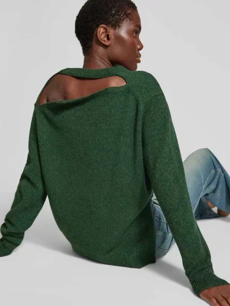 Sweter z głębokim dekoltem w serek Victoria Beckham