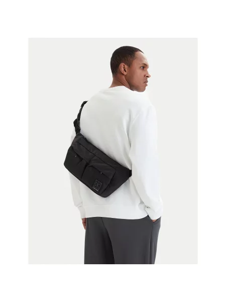 Calvin Klein Torbica za okrog pasu﻿ Utility Emblem Sling Waistbag črna