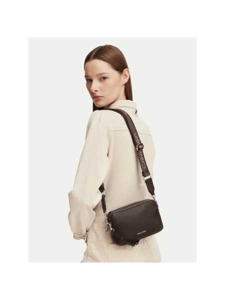 Calvin Klein torebka crossbody z imitacji skóry brązowa