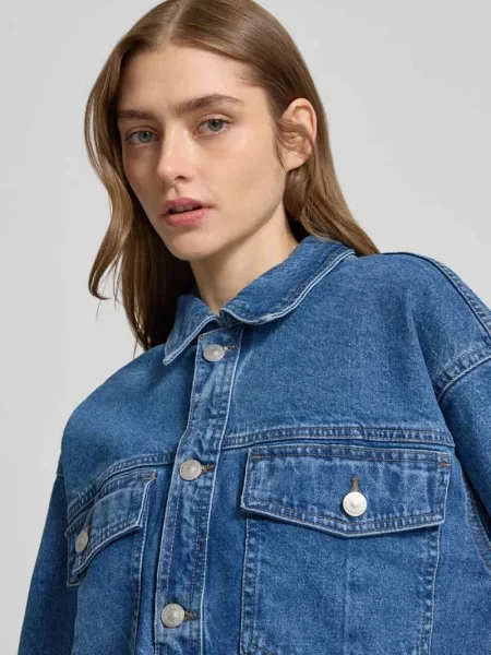 Kurtka jeansowa o kroju comfort fit z mieszanki bawełny model ‘ELMA’ Pieces niebieska