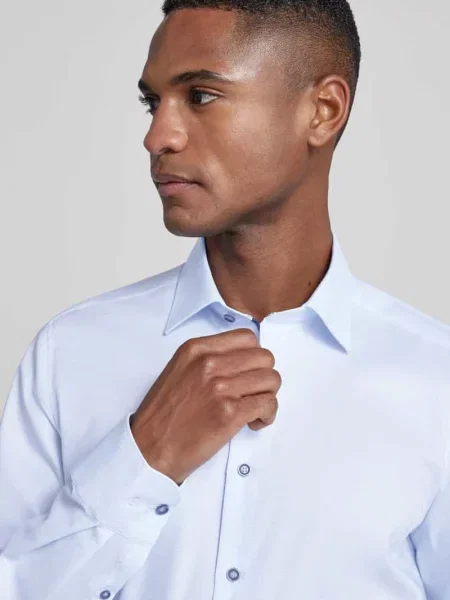 Koszula biznesowa o kroju slim fit z mieszanki bawełny z kołnierzykiem typu kent Olymp Level 5 błękitna