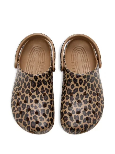 Papuci Crocs cu imagine cu model leopard maro