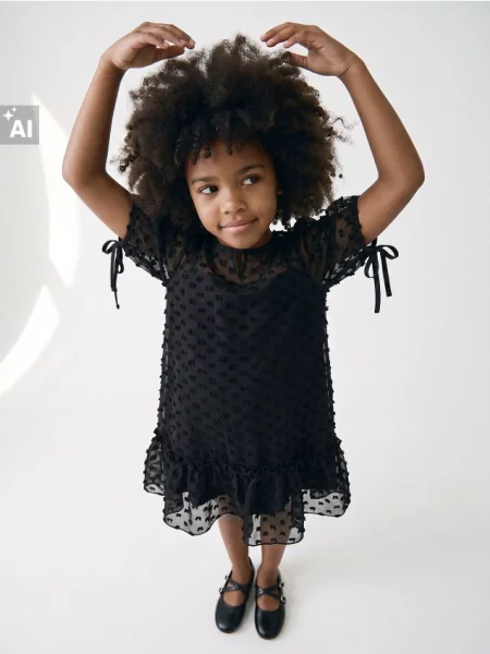 Sinsay Tylové šaty s plastickým vzorem volánem a mašličkami černá