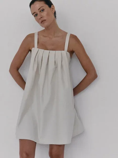 Рокля MUUV. JELLE къса с уголемена кройка черно