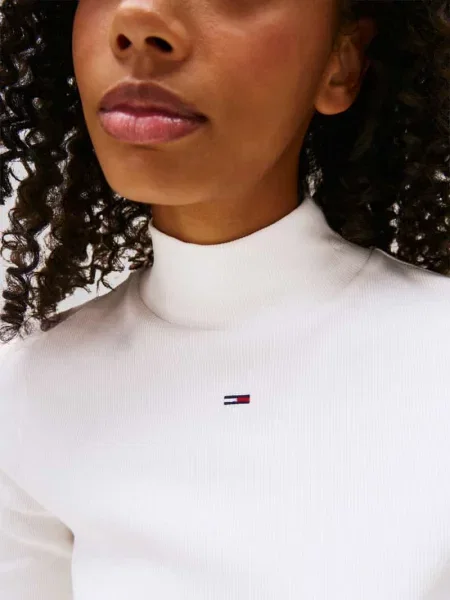 Bluzka z długim rękawem o kroju slim fit z golfem typu mock neck Tommy Jeans biała