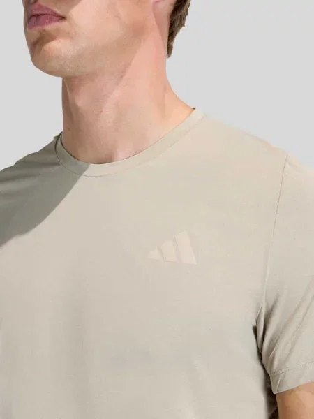 Krój regular fit sportowy t-shirt z wyhaftowanym logo model ADI Adidas Training beżowa