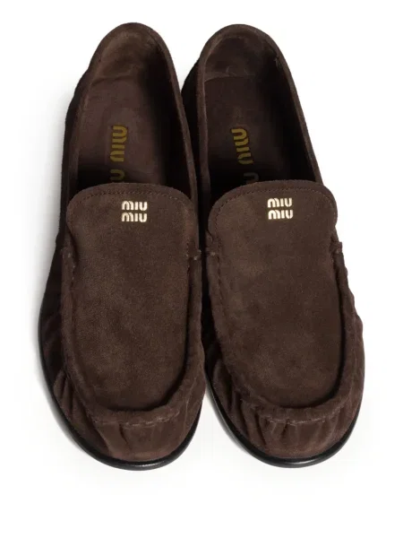 Pantofi loafer Miu Miu din piele de căprioară cu imagine maro