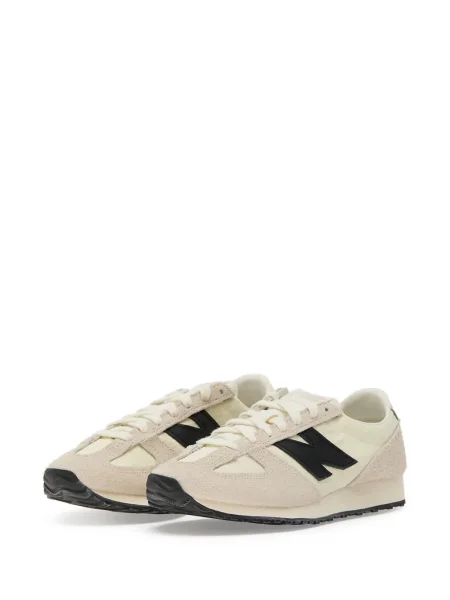 Semišový sportovní top New Balance s výšivkou s kapucí černý