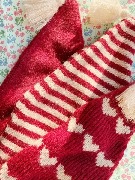 Konges Sløjd Детска шапка с вълна LAULA CHRISTMAS HAT червено