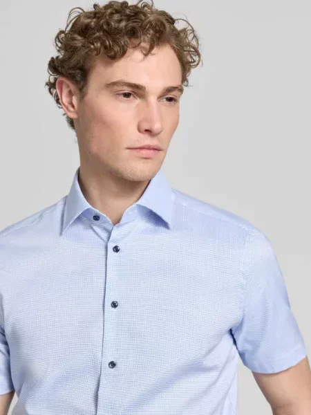 Koszula w kroju regular fit do biznesu z kołnierzykiem typu kent Christian Berg Men niebieska