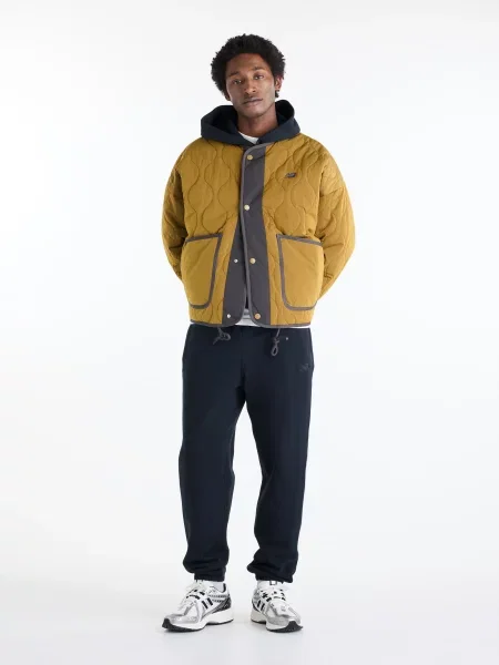 Стеганый бомбер New Balance черный