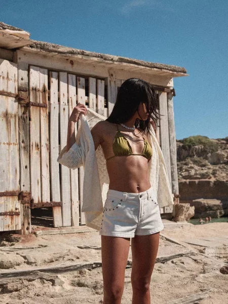 Bershka Obszerne Spodenki Z Ćwiekami Kobieta 38 Złamany biały