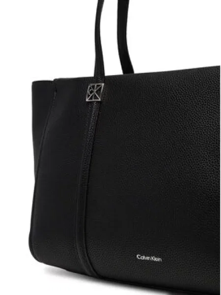 Calvin Klein Torbica Emblem Hw Pebble Tote crna