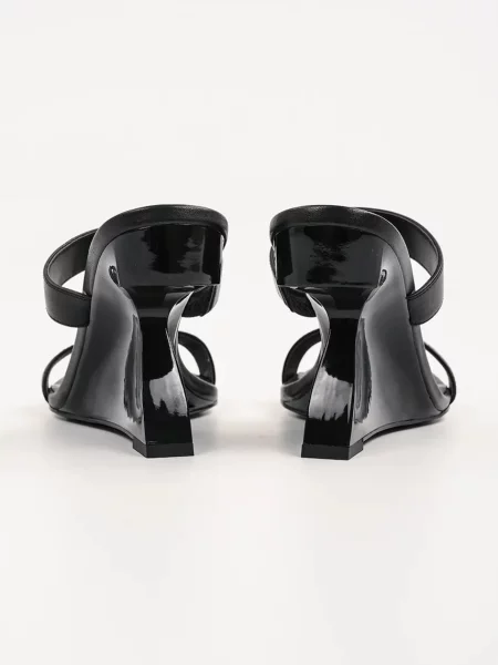Кожаные шлепанцы Karl Lagerfeld на танкетке черные