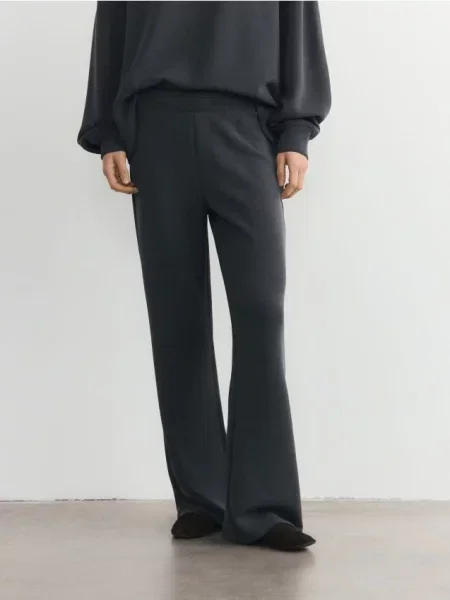 Reserved Pantaloni de trening din modal metalizat albastru