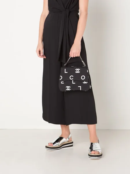 Prošívaná kabelka Chanel Pre-owned s potiskem černá
