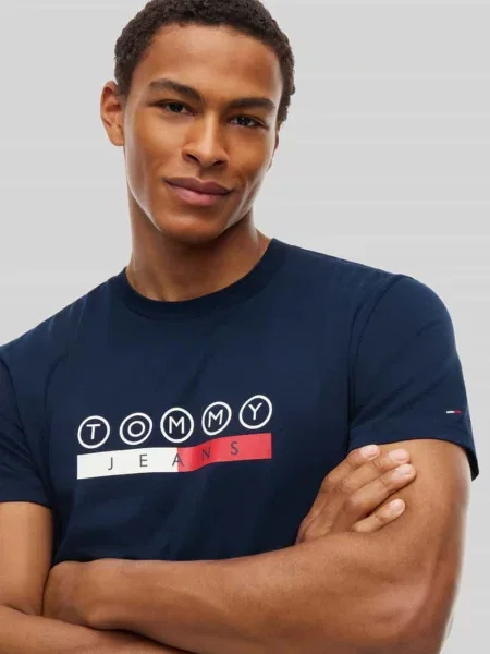 Krój regular fit t-shirt z czystej bawełny z nadruk z logo Tommy Jeans granatowa