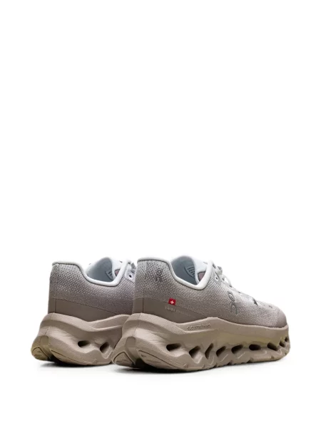 Sneakerși On