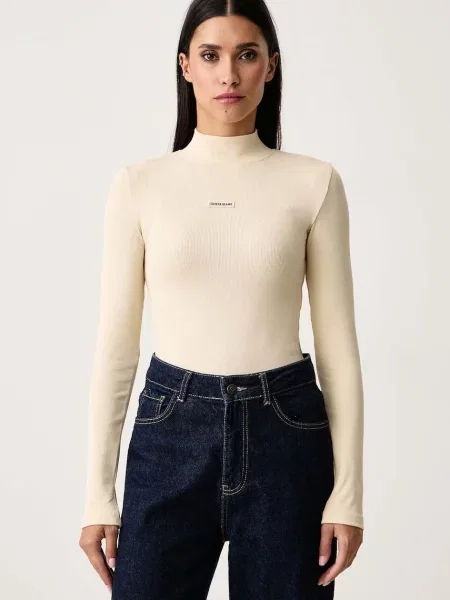 Bluză Guess Jeans cu guler înalt bej
