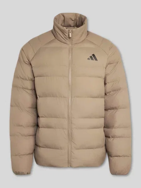 Kurtka pikowana o kroju regular fit z nadrukiem z logo Adidas Sportswear beżowa