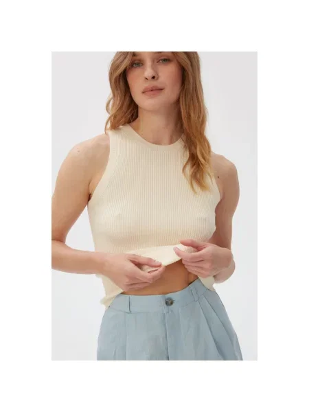 Топ в рубчик молочний Estro