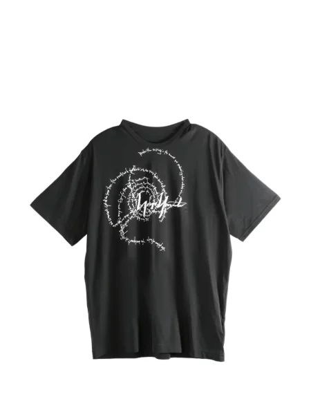 Тениска Yohji Yamamoto с принт черно