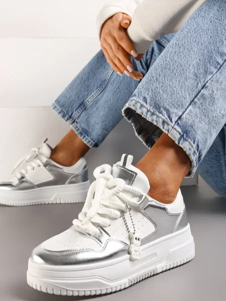 Sneakers Alrikad Alb-Argintii cu Pandantiv Ursuleț și Șireturi Late alb