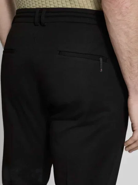 Spodnie materiałowe o kroju tapered fit w kant model ‘JUNO’ Cinque czarne