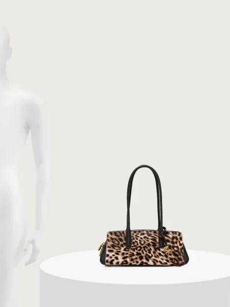 Кожаная сумка-багет Michael Michael Kors