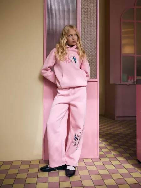 Reserved Pantaloni de trening cu imprimeu roz-pastel roz