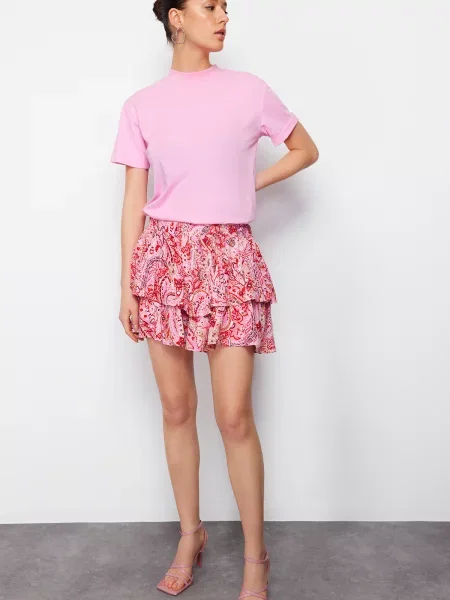 Talie elastică pantaloni scurți Trendyol cu volane roșu