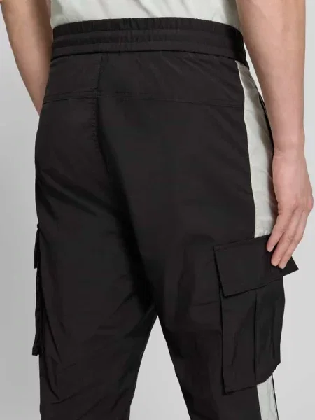 Spodnie cargo o kroju regular fit z aplikacją z metką model Hugo czarne