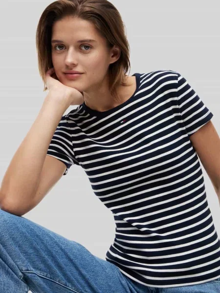 T-shirt o kroju slim fit z mieszanka bawełny z prążkowana dzianina Tommy Jeans granatowa