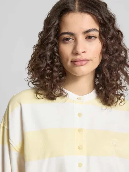 Bluza o kroju relaxed fit z wyhaftowanym logo model „Varsity” Calvin Klein Jeans biała