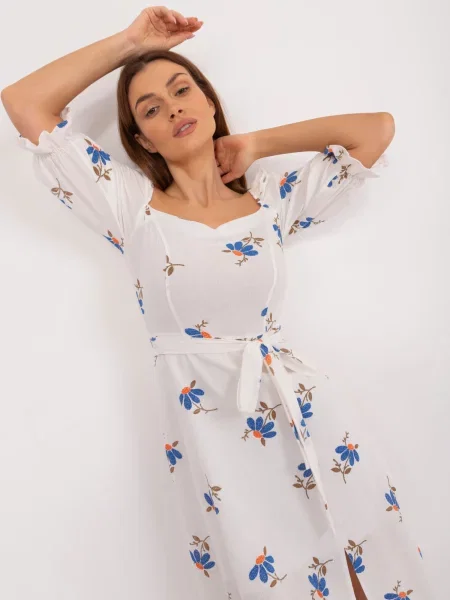 Rochie Fashionhunters cu model floral cu crăpătură de costum alb