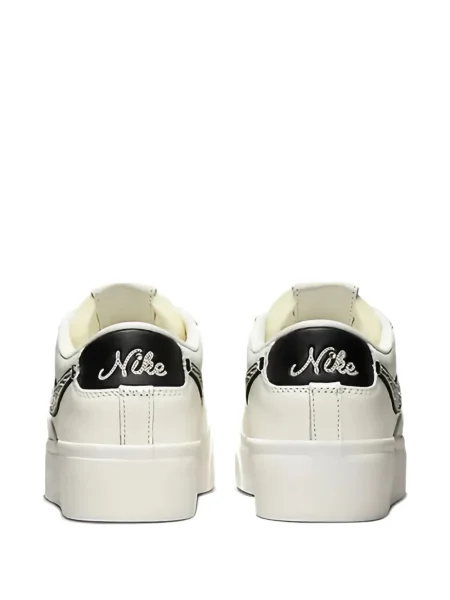 Sneakerși Nike Blazer cu platformă alb