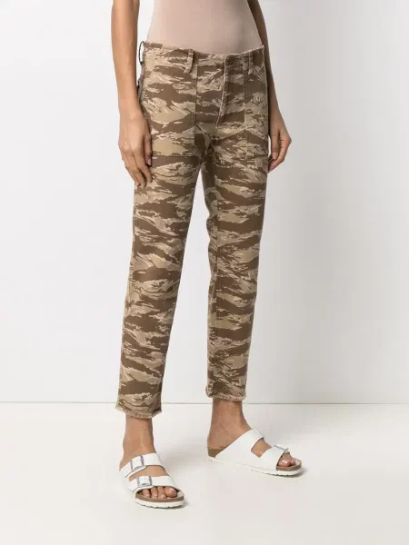 Spodnie Nili Lotan z nadrukiem w kamuflażu o krotszym kroju