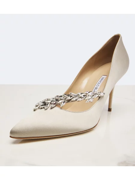 Pantofi cu toc Manolo Blahnik din satin bej