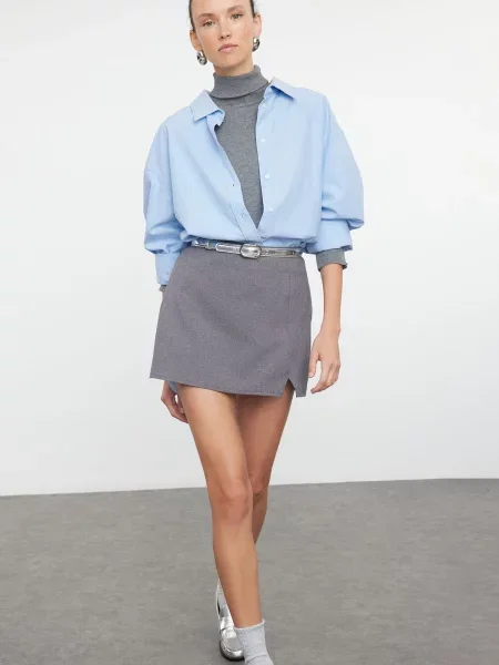 Pantaloni scurti tip fusta Trendyol cu crăpătură